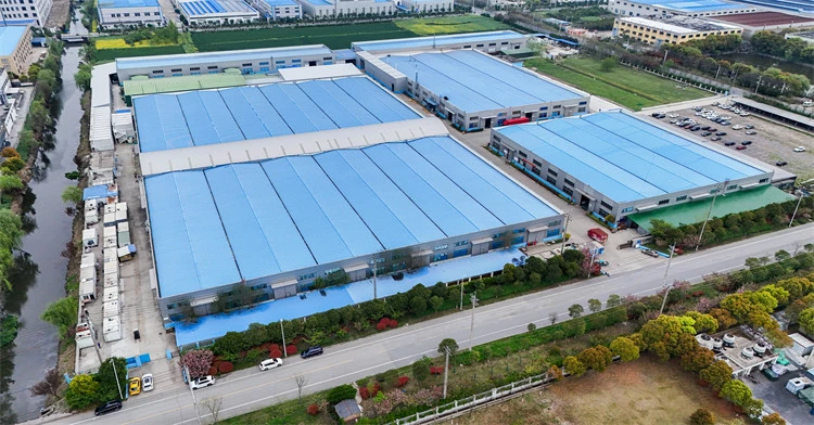 Ensamblaje de contenedores fotovoltaicos plegables y remolques solares móviles